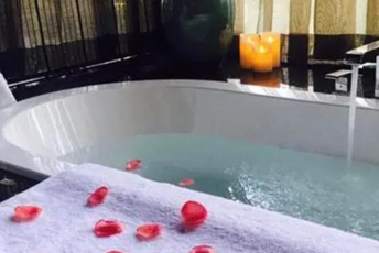 北京房山水疗池中的失重冥想：当身体学会漂浮